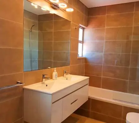 Villa Sleeps 6 With Air Con And Wifi *
